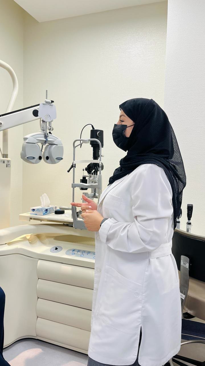 د. ولاء الديري داخل غرفة فحص العيون