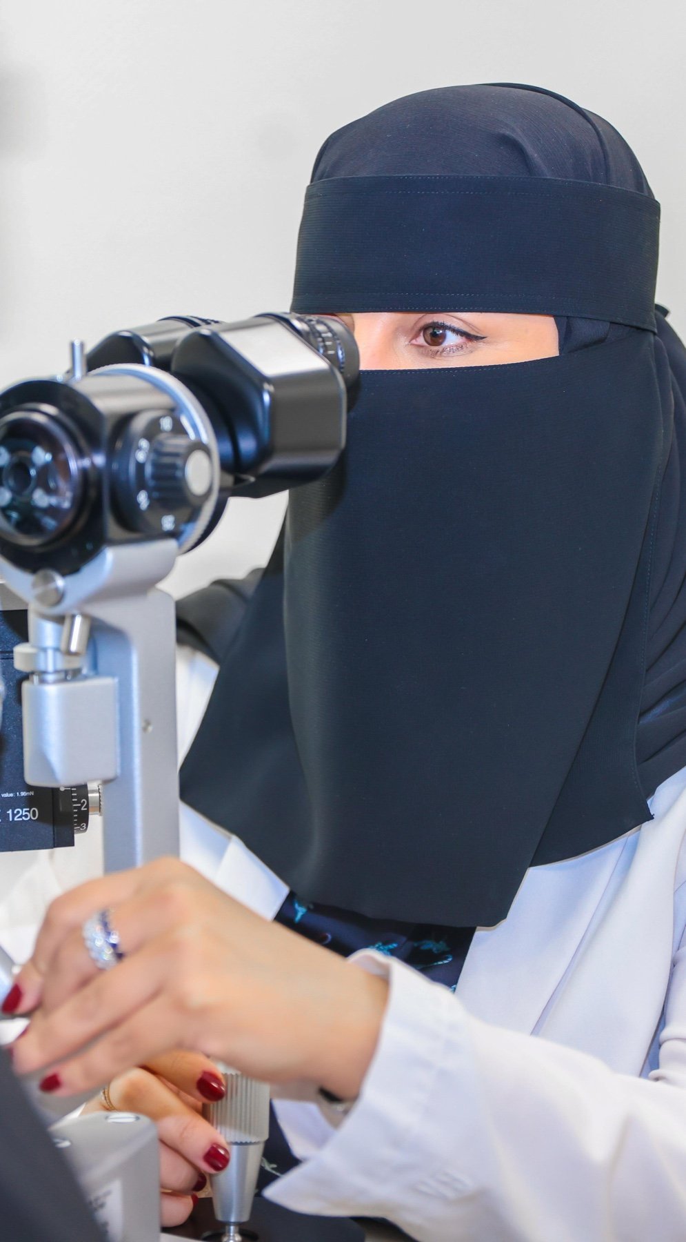 د. ولاء الديري أثناء فحص العين بالمصباح الشقي